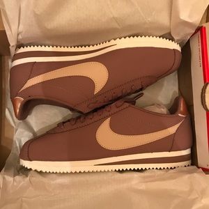 NIB NIKE CORTEZ - mauve and soft pink